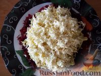 Фото приготовления рецепта: Слоеный салат со свеклой и плавленым сыром - шаг №9