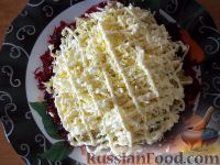 Фото приготовления рецепта: Слоеный салат со свеклой и плавленым сыром - шаг №10