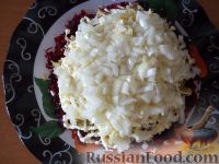 Фото приготовления рецепта: Слоеный салат со свеклой и плавленым сыром - шаг №11