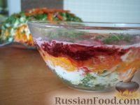 Фото приготовления рецепта: Слоеный салат со свеклой и плавленым сыром - шаг №17