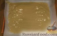 Фото приготовления рецепта: Быстрый бисквитный рулет с вареной сгущенкой и орехами - шаг №3