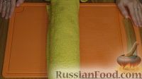 Фото приготовления рецепта: Быстрый бисквитный рулет с вареной сгущенкой и орехами - шаг №4