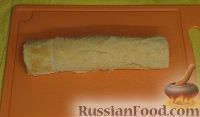 Фото приготовления рецепта: Быстрый бисквитный рулет с вареной сгущенкой и орехами - шаг №5