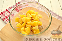 Фото приготовления рецепта: Салат с курицей, ананасом и орехами - шаг №3