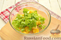 Фото приготовления рецепта: Салат с курицей, ананасом и орехами - шаг №4