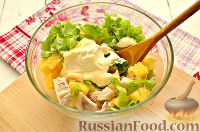 Фото приготовления рецепта: Салат с курицей, ананасом и орехами - шаг №5