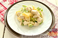 Фото приготовления рецепта: Салат с курицей, ананасом и орехами - шаг №7