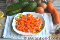 Фото приготовления рецепта: Оливье с креветками, огурцами и авокадо - шаг №2