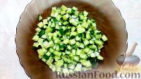 Фото приготовления рецепта: Крабовый салат с кукурузой, огурцами и яйцом - шаг №3