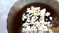 Фото приготовления рецепта: Крабовый салат с кукурузой, огурцами и яйцом - шаг №5