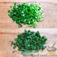 Фото приготовления рецепта: Крабовый салат с кукурузой, огурцами и яйцом - шаг №6
