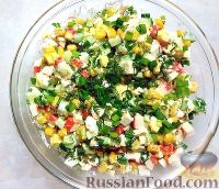 Фото приготовления рецепта: Крабовый салат с кукурузой, огурцами и яйцом - шаг №7
