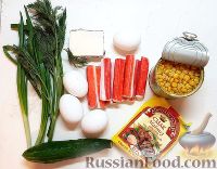 Фото приготовления рецепта: Крабовый салат с кукурузой, огурцами и яйцом - шаг №1