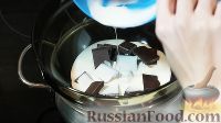 Фото приготовления рецепта: Швейцарский шоколадный рулет - шаг №10
