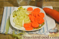Фото приготовления рецепта: Салат из сельдерея, моркови и лосося - шаг №2