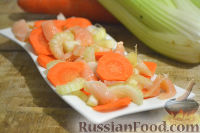 Фото приготовления рецепта: Салат из сельдерея, моркови и лосося - шаг №3