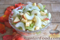 Фото к рецепту: Салат с фруктами и сельдереем