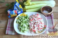Фото приготовления рецепта: Крабовый салат с креветками и сельдереем - шаг №2