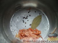 Фото приготовления рецепта: Скумбрия в луковой шелухе (за 3 минуты) - шаг №3