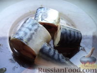 Фото приготовления рецепта: Скумбрия в луковой шелухе (за 3 минуты) - шаг №2