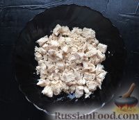 Фото приготовления рецепта: Салат с курицей, сыром и грибами - шаг №2