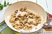 Фото приготовления рецепта: Салат из печени и грибов, с огурцами и сыром - шаг №2