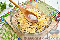 Фото приготовления рецепта: Салат из печени и грибов, с огурцами и сыром - шаг №6