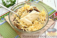 Фото приготовления рецепта: Салат из печени и грибов, с огурцами и сыром - шаг №7