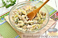 Фото приготовления рецепта: Салат из печени и грибов, с огурцами и сыром - шаг №8