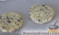 Фото приготовления рецепта: Домашнее овсяное печенье с шоколадом и изюмом - шаг №4