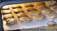 Фото приготовления рецепта: Домашнее овсяное печенье с шоколадом и изюмом - шаг №5