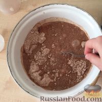 Фото приготовления рецепта: Шоколадные пирожные с заварным кремом - шаг №2