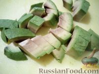 Фото приготовления рецепта: Салат из мидий, пекинской капусты, кукурузы и авокадо - шаг №2