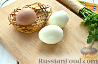 Фото приготовления рецепта: Салат из печени трески и яиц - шаг №2