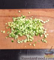 Фото приготовления рецепта: Шпротный салат с сухариками - шаг №6