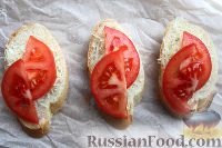 Фото приготовления рецепта: Горячие бутерброды с сыром и помидорами - шаг №5