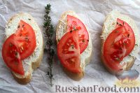 Фото приготовления рецепта: Горячие бутерброды с сыром и помидорами - шаг №6