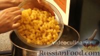 Фото приготовления рецепта: Макароны с сырным соусом - шаг №7