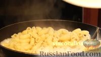 Фото приготовления рецепта: Макароны с сырным соусом - шаг №9