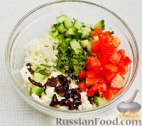 Фото приготовления рецепта: Греческий салат на гренках - шаг №2