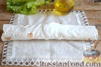Фото приготовления рецепта: Ролл с ветчиной и сливочным сыром - шаг №9