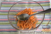 Фото приготовления рецепта: Фунчоза с морковью и свежим огурцом - шаг №6