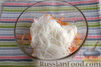 Фото приготовления рецепта: Фунчоза с морковью и свежим огурцом - шаг №7
