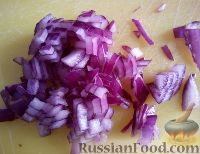 Фото приготовления рецепта: Салат со шпротами - шаг №4