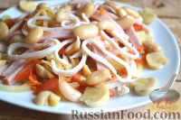 Фото к рецепту: Салат с кальмарами, ветчиной и грибами