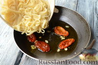 Фото приготовления рецепта: Макароны с тунцом, брокколи и вялеными помидорами - шаг №5