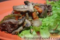 Фото к рецепту: Салат с куриной печенью, грибами и овощами