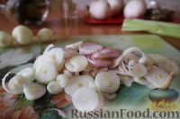 Фото приготовления рецепта: Салат с куриной печенью, грибами и овощами - шаг №4
