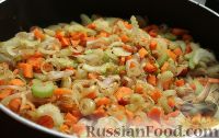 Фото приготовления рецепта: Салат с куриной печенью, грибами и овощами - шаг №7