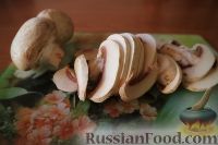 Фото приготовления рецепта: Салат с куриной печенью, грибами и овощами - шаг №9